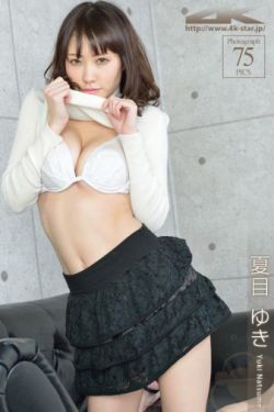 妇女尿沟厕撒尿